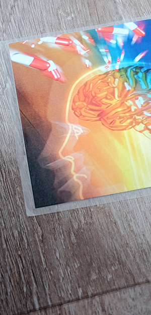 Illustration eines Gehirns mit umherfliegenden Tabletten, sinnbildlich für Medikamenten- und Substanzmissbrauch